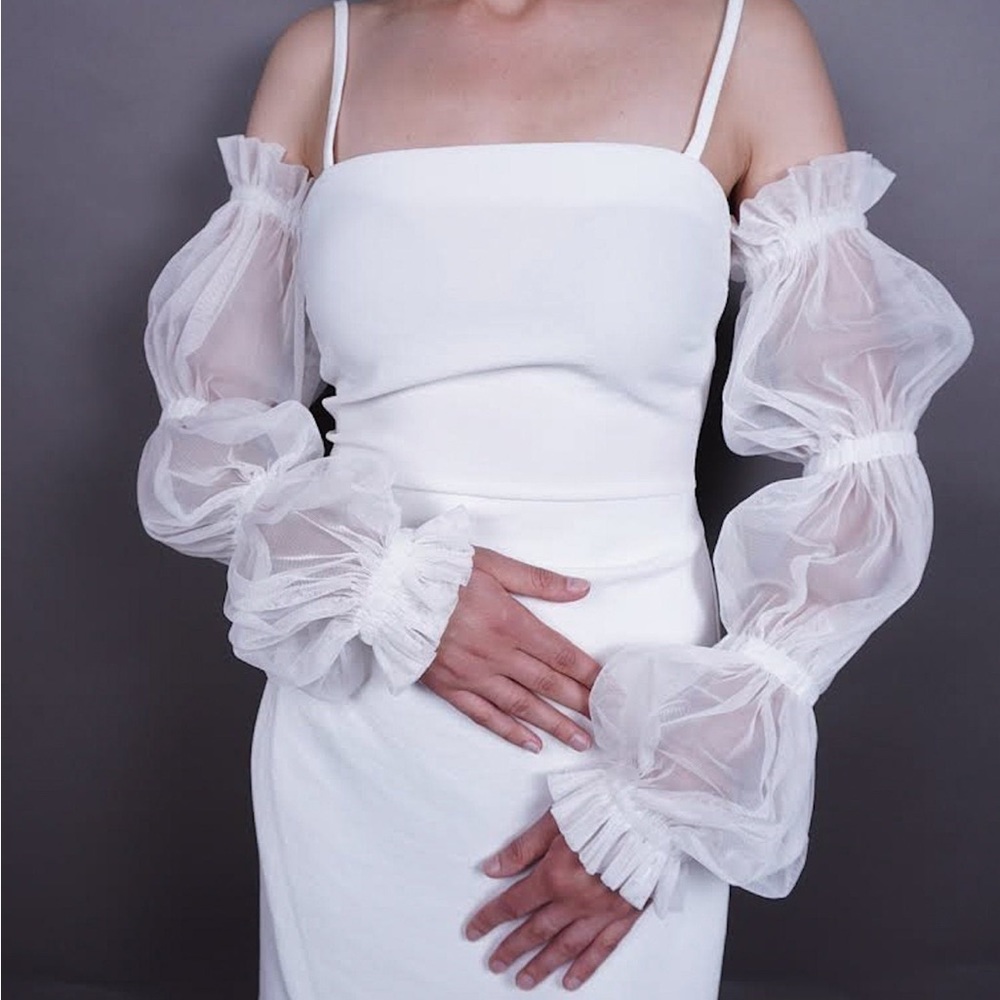 Elegant puff sleeves ivory gloves, tulle and lace flounce fingerless sleeves